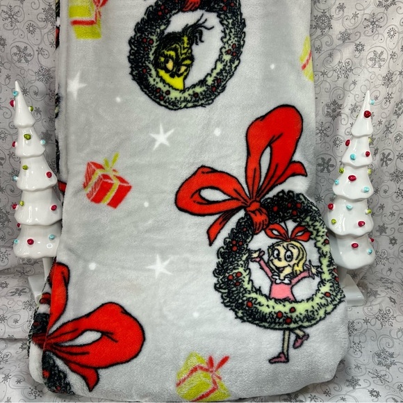 How The Grinch Stole Christmas Oversized VIRAL Throw Blanket - Wreath Print - Picture 2 of 7